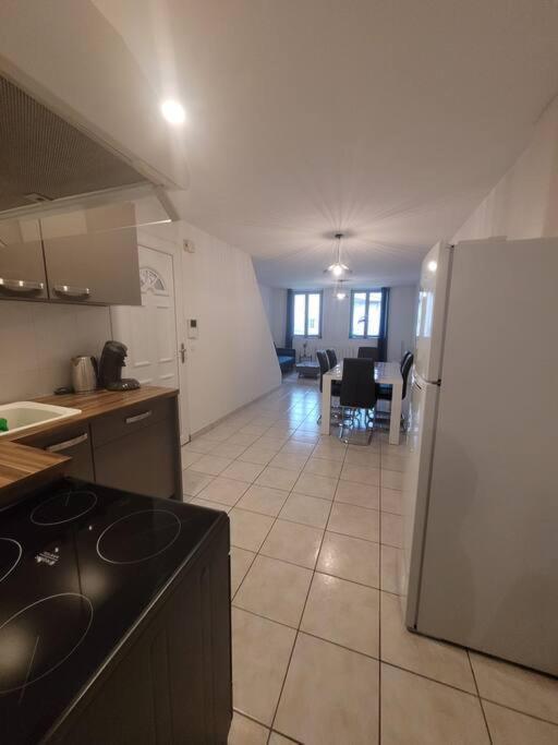Appartement Sur La Place De Poncin Esterno foto