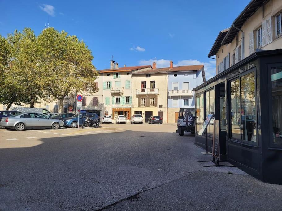 Appartement Sur La Place De Poncin Esterno foto